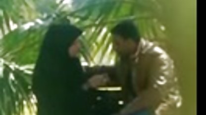 Genç esmer yatakta vibratör sex filmi göster parmaklıyor