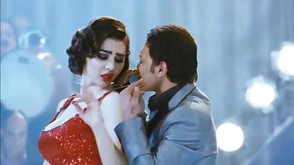 Seksi elbiseli bir genç Asyalı yaşlı kadın genç erkek seks filmi kız, bir hava tahmini yapar