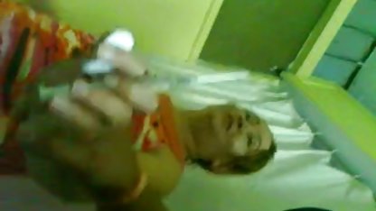 Bir eşcinsel seks filmi dick emerken kamera olgun bir hatun vurdu