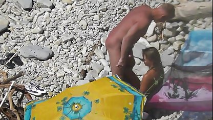 Bir adam tüm çatlaklardaki sinema seks filimleri düvelerin kalabalığını sikiyor