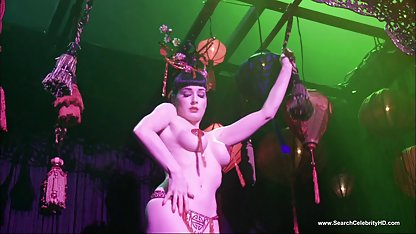 Yetişkin bir seks filmi resimleri erkek iki seksi kız arkadaşıyla eğlenir.