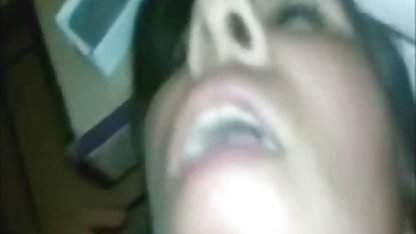 Bir yetişkin sex filmleri beşik bakire genç bir piliç yıkıldı