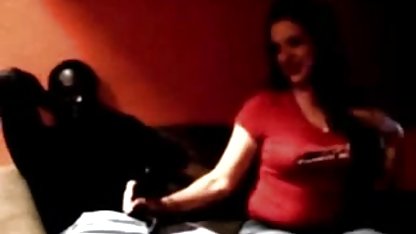 Büyük göğüsler ile fahişe yerçekimi tarafından masturbates seksfilmiseyret