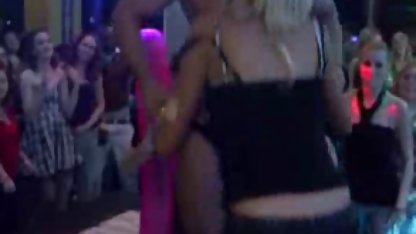 Yanan bir esmer yüzünde oturarak koğuşunu erotik anal film cezalandırdı
