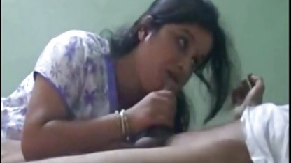 Börekleri parmaklarıyla ve bir seks fılmi izle vibratörle masturbates