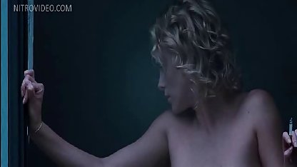 Genç kız masada bir yabancı film seks arkadaşına teslim oldu.