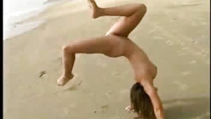Küçük yaşlı kadın erotik film memeli, ince büyük bir boner alır