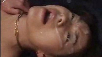 Seksi iç arabada seks filmi çamaşırı büyüleyici sarışın