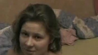 İki tatlı esmer bir adama dul kadın erotik film hizmet ediyor