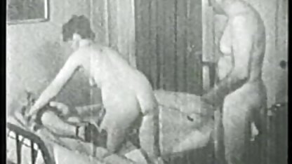 Seksi piliç erkek erkeğe seks filmi adama bir oral seks verir
