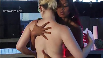 Çıplak kız dick parmak fransızseksfilimleri ve yüzünde cum alır