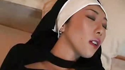 Güzel bir esmer yüksek sesle sexfilmiseyret inliyor altında lanet